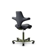 HÅG Capisco 8106 - Paloma Soft (Wollsdorf) - Cuir semi-aniline - ATG55185 - Charcoal - Moss Grey - 150 mm (hauteur d’assise 40–55 cm) - Roues dures pour sols souples thumbnail