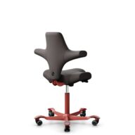 HÅG Capisco 8106 - Elmosoft (Elmo) - Cuir semi-aniline - EL93068 - Dark brown - Blush Rose - 265 mm (hauteur d’assise 53–79 cm) - Roues souples pour sols durs thumbnail