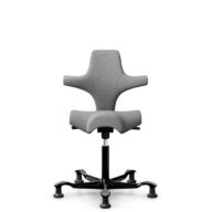 HÅG Capisco 8106 - Cura Loop (Gabriel) - Gerecycled Polyester - CLP60110 Light grey - Framekleur - Zwart - Gasveer - 150 mm (Zithoogte 40-55cm) - Vloercontact - Glijdoppen - Voetenring - Nee, geen voetenring - Voetster - Nee, voetster in framekleur thumbnail