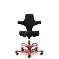 HÅG Capisco 8106 - Xtreme (Camira) - Polyester recyclé - EXR009 - Black - Blush Rose - 265 mm (hauteur d’assise 53–79 cm) - Roues dures pour sols souples thumbnail