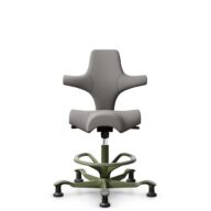 HÅG Capisco 8106 - Oceanic (Camira) - Gerecycled Polyester - OCI008 - Warm grey - Framekleur - Moss Grey - Gasveer - 200 mm (Zithoogte 46-64cm) - Vloercontact - Glijdoppen - Voetenring - Ja, in framekleur - Voetster - Nee, voetster in framekleur thumbnail