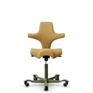 HÅG Capisco 8106 - Sirdal (GU) - Laine - SRD320 - Ochre - Moss Grey - 200 mm (hauteur d’assise 46–64 cm) - Roues dures pour sols souples thumbnail