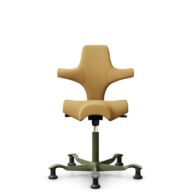 HÅG Capisco 8106 - Sirdal (GU) - Wol - SRD320 - Ochre - Framekleur - Moss Grey - Gasveer - 200 mm (Zithoogte 46-64cm) - Vloercontact - Glijdoppen - Voetenring - Nee, geen voetenring - Voetster - Nee, voetster in framekleur thumbnail