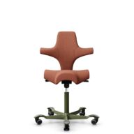 HÅG Capisco 8106 - Sirdal (GU) - Wol - SRD630 - Brick red - Framekleur - Moss Grey - Gasveer - 150 mm (Zithoogte 40-55cm) - Vloercontact - Zachte wielen t.b.v. harde vloeren - Voetenring - Nee, geen voetenring - Voetster - Nee, voetster in framekleur thumbnail