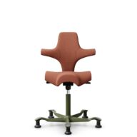 HÅG Capisco 8106 - Sirdal (GU) - Laine - SRD630 - Brick red - Moss Grey - 265 mm (hauteur d’assise 53–79 cm) - Patins thumbnail