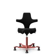 HÅG Capisco 8106 - Sirdal (GU) - Wol - SRD190 Black - Framekleur - Blush Rose - Gasveer - 150 mm (Zithoogte 40-55cm) - Vloercontact - Glijdoppen - Voetenring - Nee, geen voetenring - Voetster - Nee, voetster in framekleur thumbnail