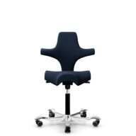 HÅG Capisco 8106 - Sirdal (GU) - Wol - SRD780 Dark blue - Framekleur - Zwart - Gasveer - 150 mm (Zithoogte 40-55cm) - Vloercontact - Zachte wielen t.b.v. harde vloeren - Voetenring - Nee, geen voetenring - Voetster - Ja, voetster in gepolijst aluminium thumbnail