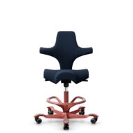 HÅG Capisco 8106 - Sirdal (GU) - Wol - SRD780 Dark blue - Framekleur - Blush Rose - Gasveer - 200 mm (Zithoogte 46-64cm) - Vloercontact - Harde wielen t.b.v. zachte vloeren - Voetenring - Ja, in framekleur - Voetster - Nee, voetster in framekleur thumbnail