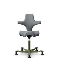 HÅG Capisco 8106 - Steelcut Trio 3 (Kvadrat) - Wol / Polyamide - STT153 - Grey - Framekleur - Moss Grey - Gasveer - 200 mm (Zithoogte 46-64cm) - Vloercontact - Glijdoppen - Voetenring - Nee, geen voetenring - Voetster - Nee, voetster in framekleur thumbnail