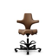 HÅG Capisco 8106 - Paloma Soft (Wollsdorf) - Cuir semi-aniline - PL05429 Cognac - Noir - 265 mm (hauteur d’assise 53–79 cm) - Roues souples pour sols durs thumbnail