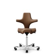 HÅG Capisco 8106 - Paloma Soft (Wollsdorf) - Cuir semi-aniline - PL05429 Cognac - Blanc - 200 mm (hauteur d’assise 46–64 cm) - Roues souples pour sols durs thumbnail