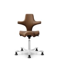 HÅG Capisco 8106 - Paloma Soft (Wollsdorf) - Cuir semi-aniline - PL05429 Cognac - Blanc - 200 mm (hauteur d’assise 46–64 cm) - Patins thumbnail
