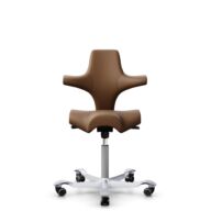 HÅG Capisco 8106 - Paloma Soft (Wollsdorf) - Semi-Anilinleder - PL05429 Cognac - Silber - 200 mm (Sitzhöhe 46-64cm) - Weiche Rollen für harte Böden thumbnail