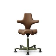 HÅG Capisco 8106 - Paloma Soft (Wollsdorf) - Semi-Anilinleder - PL05429 Cognac - Moss Grey - 265 mm (Sitzhöhe 53-79cm) - Bodengleiter thumbnail