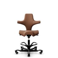 HÅG Capisco 8106 - Elmosoft (Elmo) - Cuir semi-aniline - EL33004 - Cognac - Noir - 200 mm (hauteur d’assise 46–64 cm) - Roues dures pour sols souples thumbnail