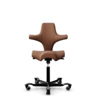 HÅG Capisco 8106 - Elmosoft (Elmo) - Cuir semi-aniline - EL33004 - Cognac - Noir - 265 mm (hauteur d’assise 53–79 cm) - Roues dures pour sols souples thumbnail