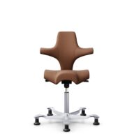 HÅG Capisco 8106 - Elmosoft (Elmo) - Cuir semi-aniline - EL33004 - Cognac - Argent - 150 mm (hauteur d’assise 40–55 cm) - Patins thumbnail