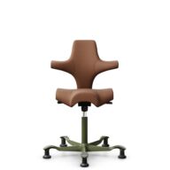 HÅG Capisco 8106 - Elmosoft (Elmo) - Cuir semi-aniline - EL33004 - Cognac - Moss Grey - 265 mm (hauteur d’assise 53–79 cm) - Patins thumbnail
