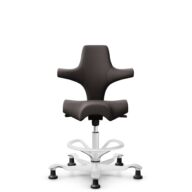HÅG Capisco 8106 - Elmosoft (Elmo) - Cuir semi-aniline - EL93068 - Dark brown - Blanc - 265 mm (hauteur d’assise 53–79 cm) - Patins thumbnail