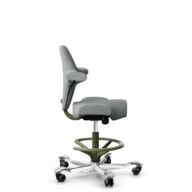 HÅG Capisco 8106 - Select (Gabriel) - Laine / Polyamide - SC60131 - Light ash grey - Moss Grey - 265 mm (hauteur d’assise 53–79 cm) - Roues dures pour sols souples thumbnail