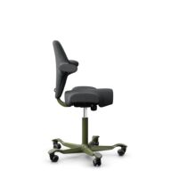 HÅG Capisco 8106 - Select (Gabriel) - Laine / Polyamide - SC60134 Dark Grey - Moss Grey - 150 mm (hauteur d’assise 40–55 cm) - Roues souples pour sols durs thumbnail