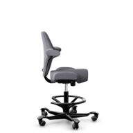 HÅG Capisco 8106 - Xtreme (Camira) - Polyester recyclé - EXR081 - Grey - Noir - 200 mm (hauteur d’assise 46–64 cm) - Roues dures pour sols souples thumbnail
