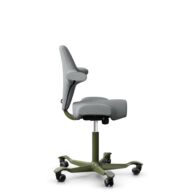 HÅG Capisco 8106 - Select (Gabriel) - Laine / Polyamide - SC60131 - Light ash grey - Moss Grey - 265 mm (hauteur d’assise 53–79 cm) - Roues dures pour sols souples thumbnail
