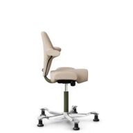 HÅG Capisco 8106 - Select (Gabriel) - Wol / Polyamide - SC61188 - Light beige - Framekleur - Moss Grey - Gasveer - 200 mm (Zithoogte 46-64cm) - Vloercontact - Glijdoppen - Voetenring - Nee, geen voetenring - Voetster - Ja, voetster in gepolijst aluminium thumbnail