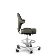 HÅG Capisco 8106 - Capture (Gabriel) - Laine / Polyamide - CPT4401 - Warm grey - Argent - 265 mm (hauteur d’assise 53–79 cm) - Roues dures pour sols souples thumbnail