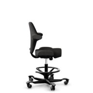 HÅG Capisco 8106 - Capture (Gabriel) - Laine / Polyamide - CPT5501 - Charcoal - Noir - 265 mm (hauteur d’assise 53–79 cm) - Roues dures pour sols souples thumbnail