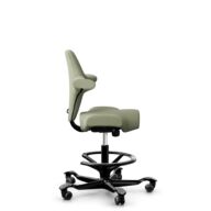 HÅG Capisco 8106 - Capture (Gabriel) - Laine / Polyamide - CPT5101 - Green-grey - Noir - 265 mm (hauteur d’assise 53–79 cm) - Roues dures pour sols souples thumbnail