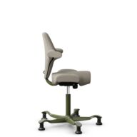 HÅG Capisco 8106 - Capture (Gabriel) - Wol / Polyamide - CPT5103 - Light beige - Framekleur - Moss Grey - Gasveer - 200 mm (Zithoogte 46-64cm) - Vloercontact - Glijdoppen - Voetenring - Nee, geen voetenring - Voetster - Nee, voetster in framekleur thumbnail