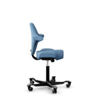 HÅG Capisco 8106 - Oceanic (Camira) - Polyester recyclé - OCI011 - Light blue - Noir - 150 mm (hauteur d’assise 40–55 cm) - Roues souples pour sols durs thumbnail