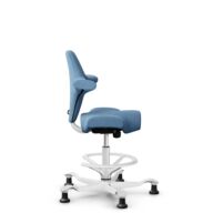 HÅG Capisco 8106 - Oceanic (Camira) - Gerecycled Polyester - OCI011 - Light blue - Framekleur - Wit - Gasveer - 265 mm (Zithoogte 53-79cm) - Vloercontact - Glijdoppen - Voetenring - Ja, in framekleur - Voetster - Nee, voetster in framekleur thumbnail