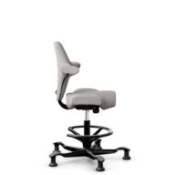HÅG Capisco 8106 - Oceanic (Camira) - Recyceltes Polyesters - OCI014 - Light beige - Schwarz - 200 mm (Sitzhöhe 46-64cm) - Bodengleiter thumbnail