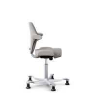 HÅG Capisco 8106 - Oceanic (Camira) - Polyester recyclé - OCI014 - Light beige - Argent - 265 mm (hauteur d’assise 53–79 cm) - Patins thumbnail