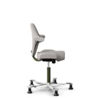 HÅG Capisco 8106 - Oceanic (Camira) - Polyester recyclé - OCI014 - Light beige - Moss Grey - 150 mm (hauteur d’assise 40–55 cm) - Patins thumbnail