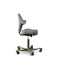 HÅG Capisco 8106 - Oceanic (Camira) - Polyester recyclé - OCI008 - Warm grey - Moss Grey - 150 mm (hauteur d’assise 40–55 cm) - Roues souples pour sols durs thumbnail