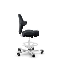 HÅG Capisco 8106 - Oceanic (Camira) - Recyceltes Polyesters - OCI001 - Black - Weiß - 265 mm (Sitzhöhe 53-79cm) - Harte Rollen für weiche Böden thumbnail