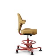HÅG Capisco 8106 - Sirdal (GU) - Wol - SRD320 - Ochre - Framekleur - Blush Rose - Gasveer - 265 mm (Zithoogte 53-79cm) - Vloercontact - Glijdoppen - Voetenring - Ja, in framekleur - Voetster - Nee, voetster in framekleur thumbnail