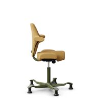 HÅG Capisco 8106 - Sirdal (GU) - Wol - SRD320 - Ochre - Framekleur - Moss Grey - Gasveer - 200 mm (Zithoogte 46-64cm) - Vloercontact - Glijdoppen - Voetenring - Nee, geen voetenring - Voetster - Nee, voetster in framekleur thumbnail