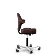HÅG Capisco 8106 - Sirdal (GU) - Laine - SRD480 - Chestnut - Noir - 200 mm (hauteur d’assise 46–64 cm) - Roues dures pour sols souples thumbnail