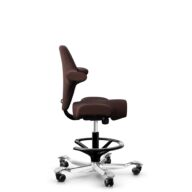 HÅG Capisco 8106 - Sirdal (GU) - Laine - SRD480 - Chestnut - Noir - 200 mm (hauteur d’assise 46–64 cm) - Roues dures pour sols souples thumbnail