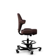 HÅG Capisco 8106 - Sirdal (GU) - Laine - SRD480 - Chestnut - Noir - 200 mm (hauteur d’assise 46–64 cm) - Roues souples pour sols durs thumbnail