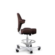 HÅG Capisco 8106 - Sirdal (GU) - Laine - SRD480 - Chestnut - Argent - 265 mm (hauteur d’assise 53–79 cm) - Roues dures pour sols souples thumbnail