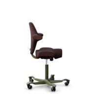 HÅG Capisco 8106 - Sirdal (GU) - Laine - SRD480 - Chestnut - Moss Grey - 150 mm (hauteur d’assise 40–55 cm) - Roues dures pour sols souples thumbnail