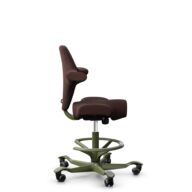 HÅG Capisco 8106 - Sirdal (GU) - Wol - SRD480 - Chestnut - Framekleur - Moss Grey - Gasveer - 200 mm (Zithoogte 46-64cm) - Vloercontact - Harde wielen t.b.v. zachte vloeren - Voetenring - Ja, in framekleur - Voetster - Nee, voetster in framekleur thumbnail