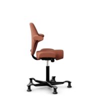 HÅG Capisco 8106 - Sirdal (GU) - Wol - SRD630 - Brick red - Framekleur - Zwart - Gasveer - 150 mm (Zithoogte 40-55cm) - Vloercontact - Glijdoppen - Voetenring - Nee, geen voetenring - Voetster - Nee, voetster in framekleur thumbnail