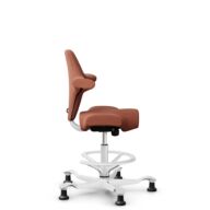 HÅG Capisco 8106 - Sirdal (GU) - Laine - SRD630 - Brick red - Blanc - 265 mm (hauteur d’assise 53–79 cm) - Patins thumbnail