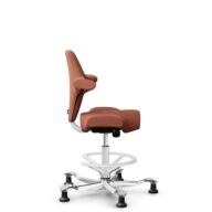 HÅG Capisco 8106 - Sirdal (GU) - Laine - SRD630 - Brick red - Blanc - 265 mm (hauteur d’assise 53–79 cm) - Patins thumbnail